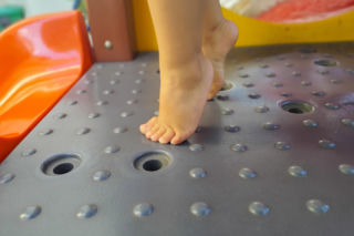 Dziecko chodzi na palcach tylko czasem. Pediatrzy radzą zwrócić uwagę na ten szczegół