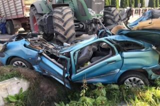 Śmiertelny wpadek w okolicach Sierpca. Młody traktorzysta zmasakrował osobowego Citroena - ZDJĘCIA
