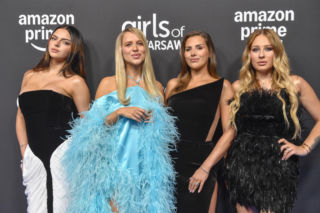 Gwiazdy internetu na premierze nowego serialu. Andziaks i Jessica Mercedes w piórach. Ola Nowak postawiła na klasykę
