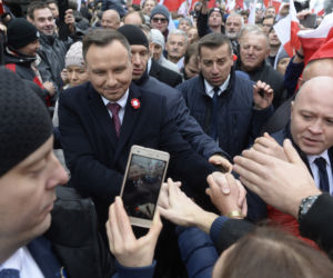 Andrzej Duda pod pomnikiem Józefa Piłsudskiego położył tylko dwie róże 