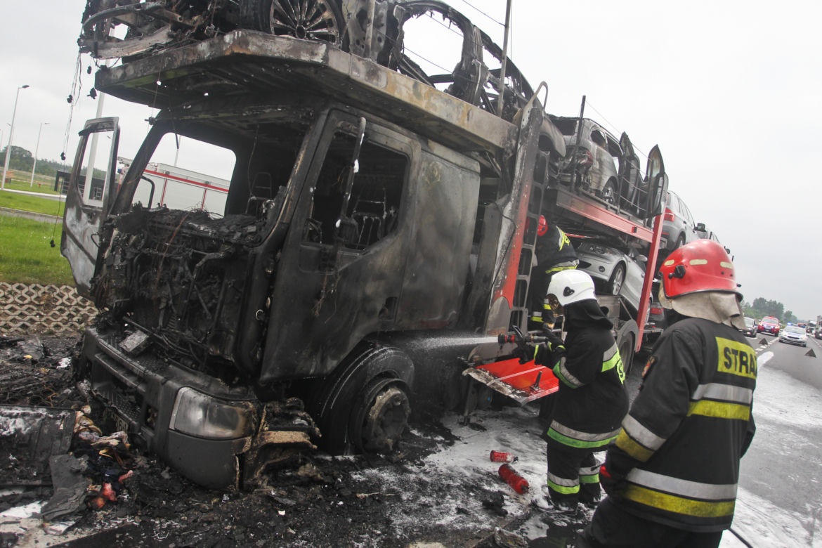 Pożar lawety z luksusowymi samochodami