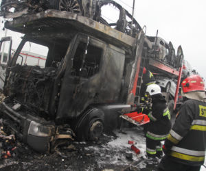 Pożar lawety z luksusowymi samochodami