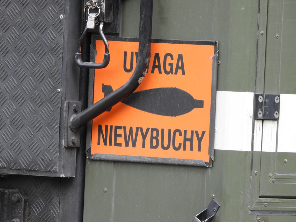 Śmiertelnie niebezpieczne znalezisko na budowie. Wstrzymany ruch pociągów i autobusów