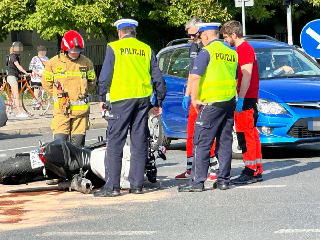  Reanimacja na drodze. Motocyklista wpadł pod busa. Tragiczne wieści