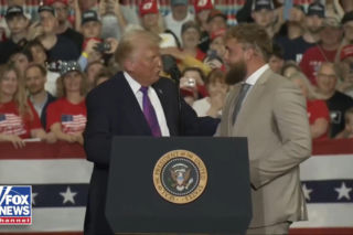 Nie do wiary, kto stał obok Donalda Trumpa. Szokujące słowa prezydenta USA! I to do YouTubera