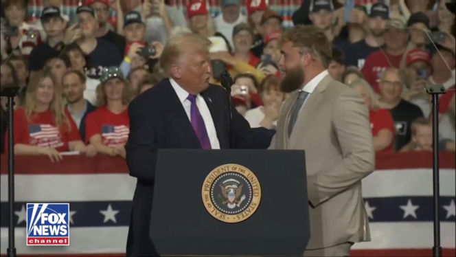 Nie do wiary, kto stał obok Donalda Trumpa. Szokujące słowa prezydenta USA! I to do YouTubera