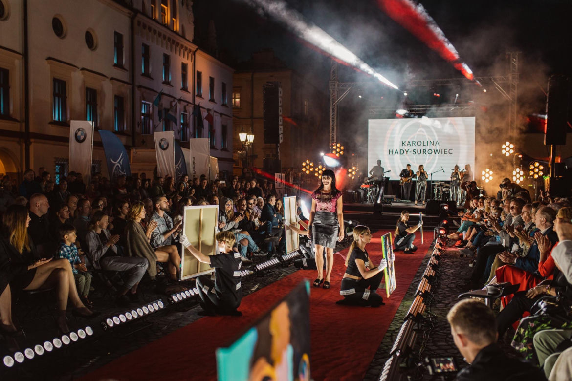  Kicz i blichtr podczas pokazu Art In Culture na Rynku w Rzeszowie