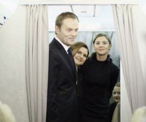 Donald Tusk z rodziną na pokładzie Tu-154M 