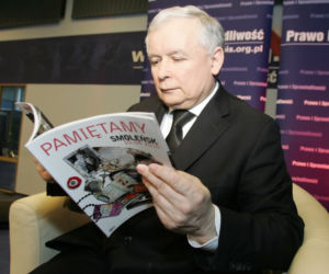 Jarosław Kaczyński przegląda album Pamiętamy. Smoleńsk 10.04.2010 