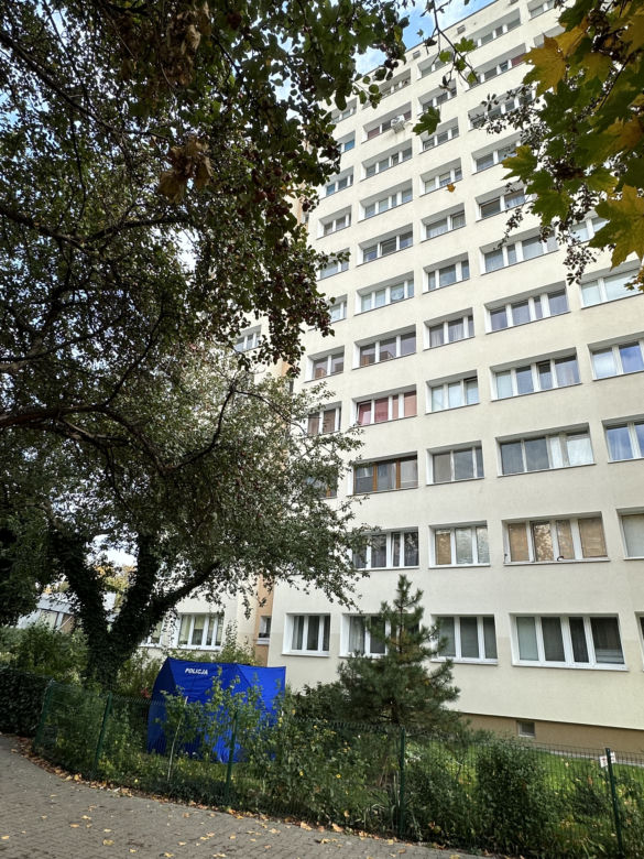 Otworzył okno, spojrzał w dół. Chwilę później runął z 9 piętra. Tragedia na Mokotowie