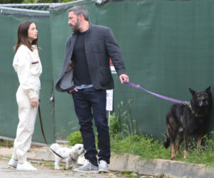 Ben Affleck i Ana de Armas na spacerze z psami
