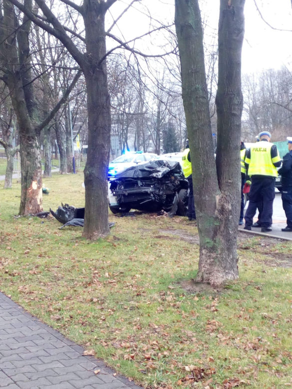 KOSZMARNY wypadek w Krakowie! Młody kierowca zginął na miejscu 