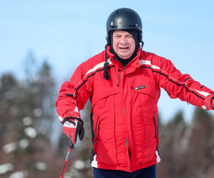 Poseł Wójcik szusuje w kasku