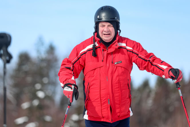 Poseł Wójcik szusuje w kasku