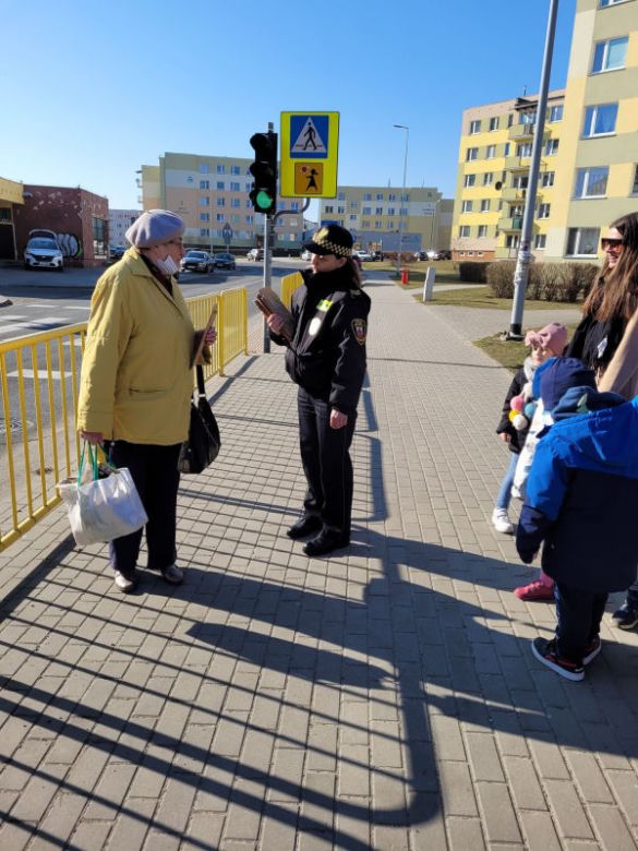Strażnicy miejscy z Grudziądza rozpoczęli akcję rozdawania torebek na psie odchody