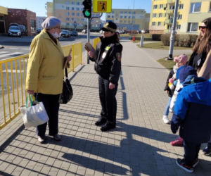 Strażnicy miejscy z Grudziądza rozpoczęli akcję rozdawania torebek na psie odchody