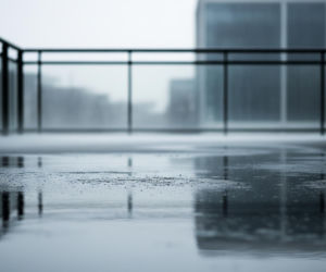 Mężczyzna spadł z balkonu w Warszawie. Co doprowadziło do tragedii na Pradze?