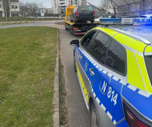 Sceny jak z filmu na komendzie w Słupsku. Sprawczyni kolizji drogowej natrudziła się, by uniknąć odpowiedzialności