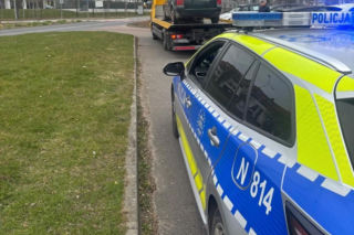 Sceny jak z filmu na komendzie w Słupsku. Sprawczyni kolizji drogowej natrudziła się, by uniknąć odpowiedzialności