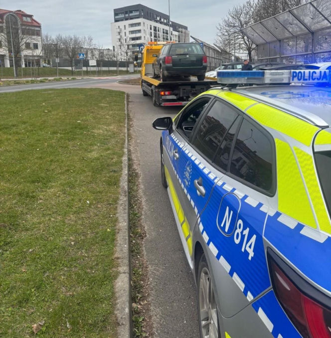 Sceny jak z filmu na komendzie w Słupsku. Sprawczyni kolizji drogowej natrudziła się, by uniknąć odpowiedzialności
