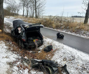 Wypadek na trasie pod Oleckiem! 32-latka w szpitalu, droga zablokowana