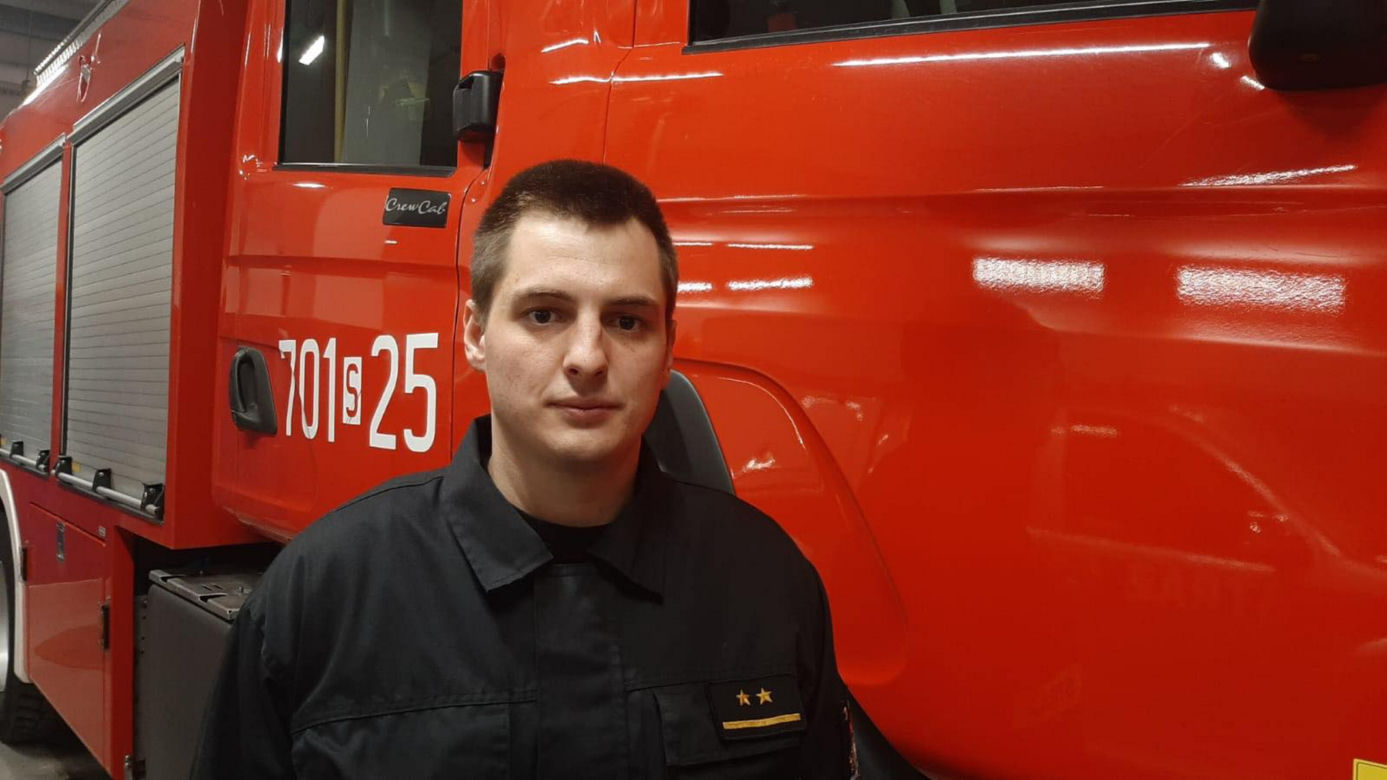 Strażak w czasie wolnym uratował czworo dzieci i rodziców z płonącego domu!