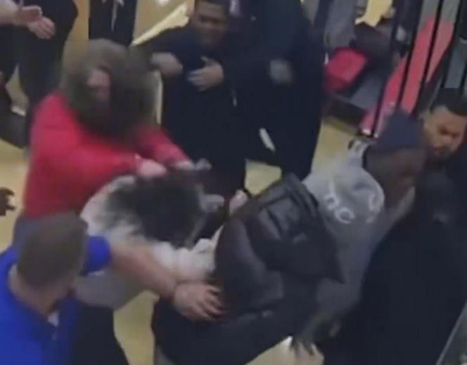 Bijatyka matek i ojców w katolickiej szkole! Ich dzieci patrzyły