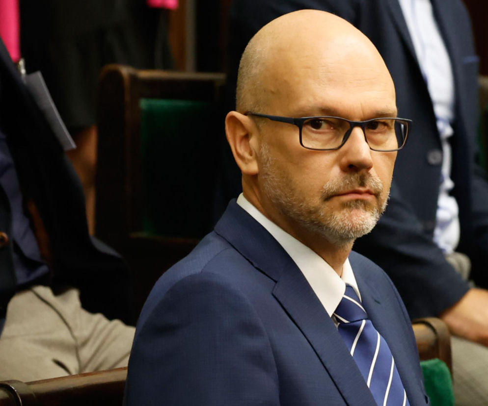 Maciej Berek w okularach siedzi w ławie sejmowej. O sporze wokół jego zaprzysiężenia na sędziego TK przeczytasz na SE Polityka.