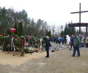 Fani pielgrzymują do grobu Krzysztofa Krawczyka
