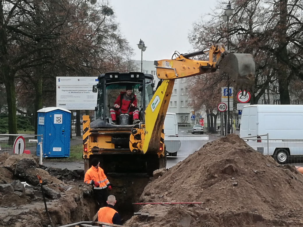 Trwają prace drogowe na al. św. Jana Pawła II. Zaglądamy na plac budowy