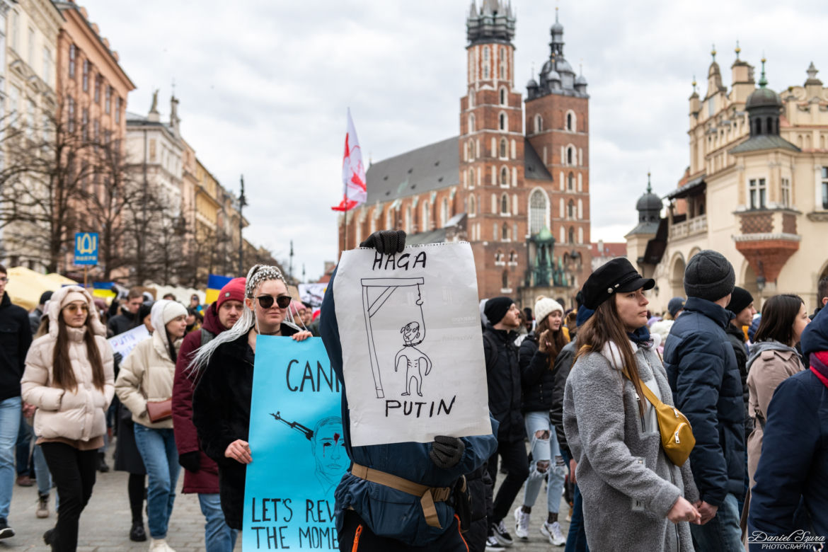 Kraków solidarny z Ukrainą! Wielka manifestacja na Rynku Głównym [ZDJĘCIA]