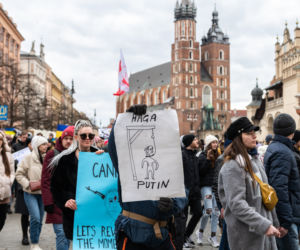 Kraków solidarny z Ukrainą! Wielka manifestacja na Rynku Głównym [ZDJĘCIA]