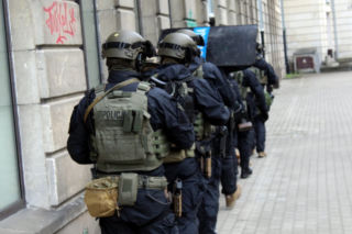 Mafia oszustów na policjanta rozbita! Antyterroryści wparowali do 10 mieszkań [ZDJĘCIA]
