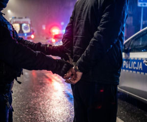 17-latek nie przyznaje się do ugodzenia ojczyma nożem. Tragedia w Płomykowie
