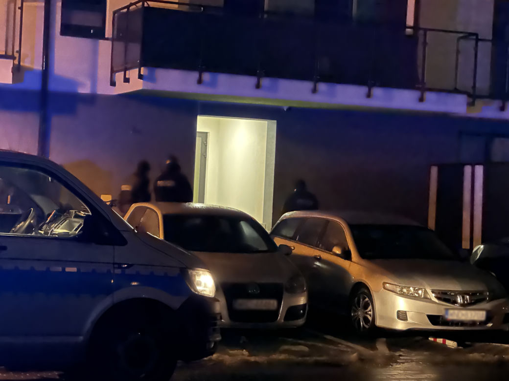 Makabra w Nowym Dworze Mazowieckim. Zwłoki 47-latka leżały przed wejściem do bloku!