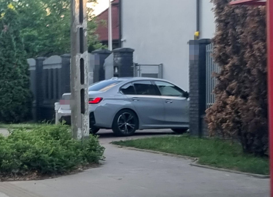 Marcin Mroczek bawi się samolotem