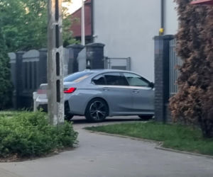 Marcin Mroczek bawi się samolotem
