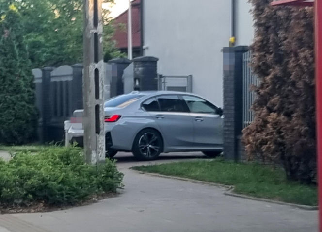 Marcin Mroczek bawi się samolotem