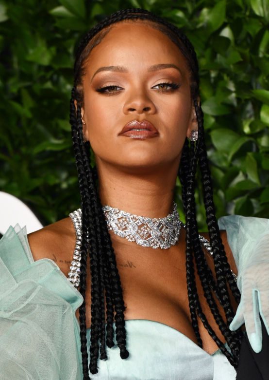 Rihanna została bohaterką narodową! Zastąpi królową Elżbetę II ?!