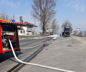 Chwile grozy w powiecie radziejowskim. Łatwopalna substancja na drodze!