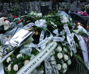 Tragedia w Salisbury. Zamordowane kobiety pochowane w Tarnowie. Grobu nie widać spod kwiatów