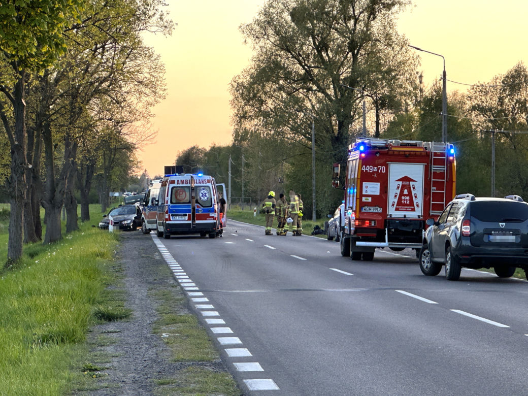 Reanimacja, dwie osoby walczą o życie. BMW roztrzaskało się o drzewo