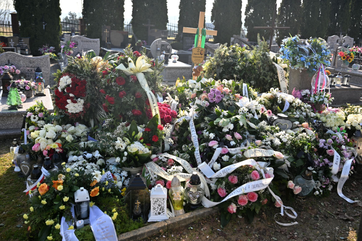 Morze kwiatów. Tak wygląda grób pilotki Jagody Gancarek tydzień po pogrzebie