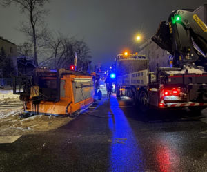 Odśnieżanie zakończone chaosem. Posypywarka runęła na skrzyżowanie