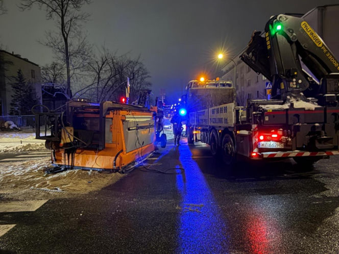 Odśnieżanie zakończone chaosem. Posypywarka runęła na skrzyżowanie