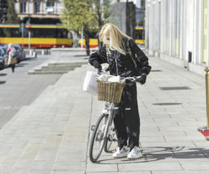 Agnieszka Woźniak-Starak na rowerze do pracy