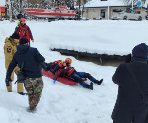 Jak uratować człowieka, gdy załamie się pod nim lód? Strażacy ćwiczyli różne scenariusze