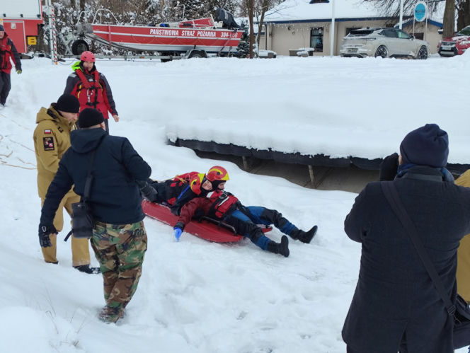 Jak uratować człowieka, gdy załamie się pod nim lód? Strażacy ćwiczyli różne scenariusze