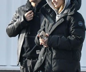 Maciej Musiał najpierw pieści auto, potem dziewczynę