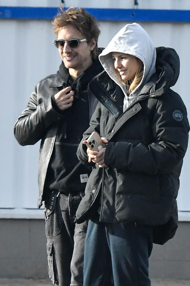 Maciej Musiał najpierw pieści auto, potem dziewczynę